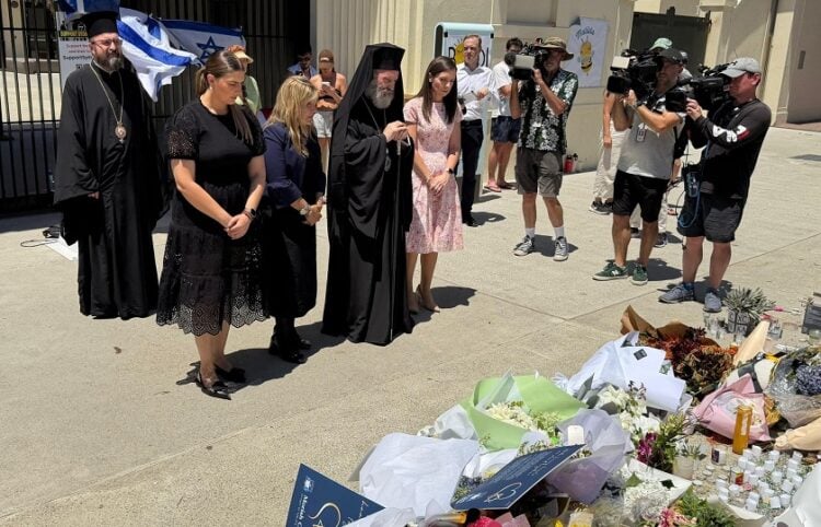 Ο αρχιεπίσκοπος Μακάριος της Αυστραλίας στο μνημείο που δημιουργήθηκε για τα θύματα της επίθεσης στο Σίδνεϊ (φωτ.: The Greek Herald)