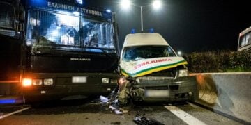 Ο οδηγός του ασθενοφόρου δεν διέκρινε την κλούβα της αστυνομίας μέσα στο σκοτάδι (φωτ.: EUROKINISSI/Κώστας Τσιάρας)