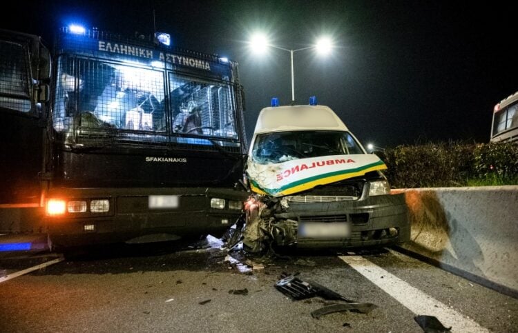 Ο οδηγός του ασθενοφόρου δεν διέκρινε την κλούβα της αστυνομίας μέσα στο σκοτάδι (φωτ.: EUROKINISSI/Κώστας Τσιάρας)