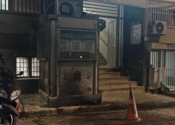 Το φυλάκιο έξω από το αστυνομικό τμήμα μετά την επίθεση (φωτ.: OrangePress)