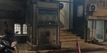 Το φυλάκιο έξω από το αστυνομικό τμήμα μετά την επίθεση (φωτ.: OrangePress)