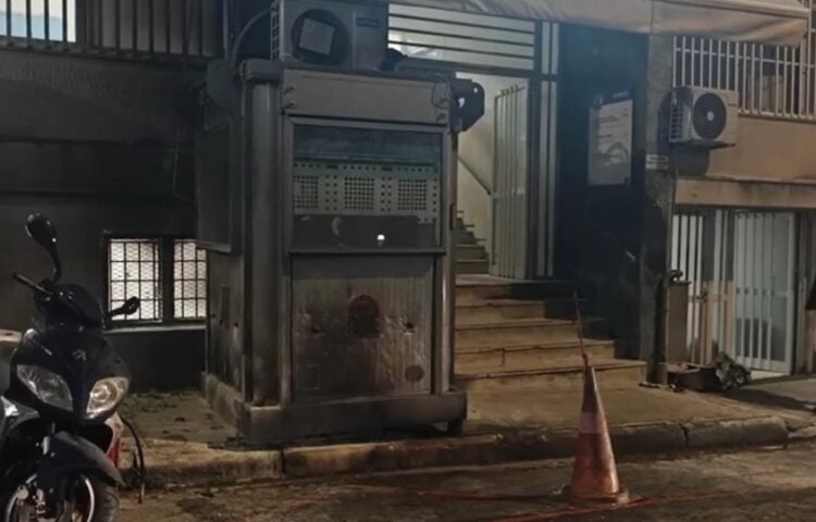 Το φυλάκιο έξω από το αστυνομικό τμήμα μετά την επίθεση (φωτ.: OrangePress)