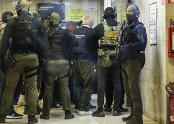 Δρακόντεια μέτρα στο Δικαστικό Μέγαρο Πειραιά για τη μεταγωγή του «Έλληνα Εσκομπάρ» (φωτ.: EUROKINISSI / Δανάη Δαυλοπούλου)