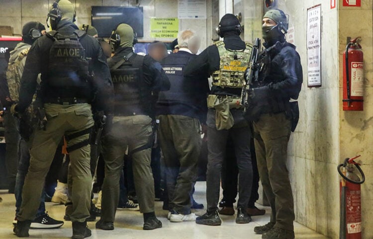 Δρακόντεια μέτρα στο Δικαστικό Μέγαρο Πειραιά για τη μεταγωγή του «Έλληνα Εσκομπάρ» (φωτ.: EUROKINISSI / Δανάη Δαυλοπούλου)
