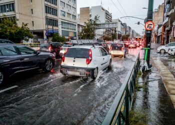 Ισχυρή βροχόπτωση στο κέντρο της Αθήνας (φωτ.: EUROKINISSI / Γιάννης Παναγόπουλος)