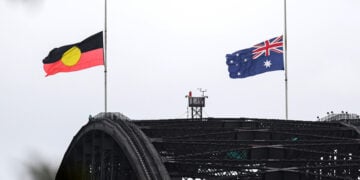 Μεσίστιες κυματίζουν οι σημαίες στο Σίδνεϊ (φωτ.: EPA / Steven Markham)