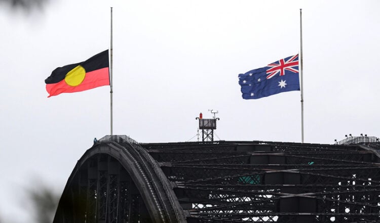 Μεσίστιες κυματίζουν οι σημαίες στο Σίδνεϊ (φωτ.: EPA / Steven Markham)