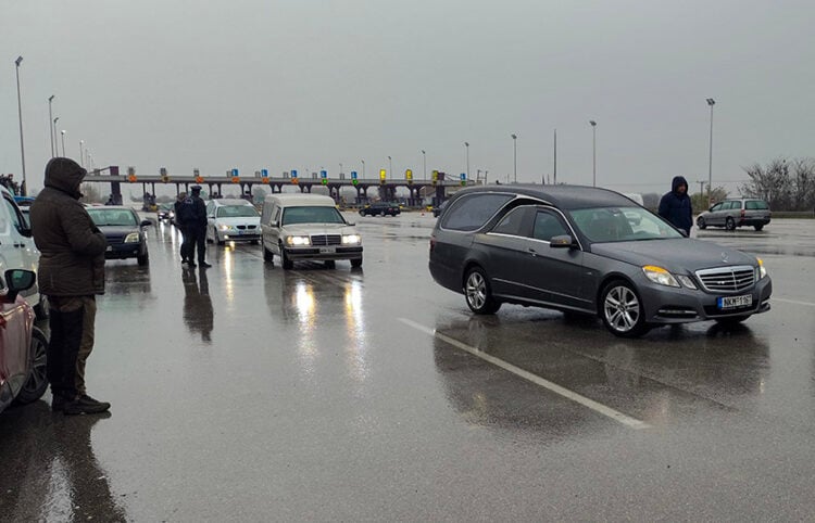 Ιδιοκτήτες γραφείων τελετών στο μπλόκο στα Μάλγαρα, Πέμπτη 4 Δεκεμβρίου 2025 (φωτ.: ΜΟΤΙΟΝΤΕΑΜ)
