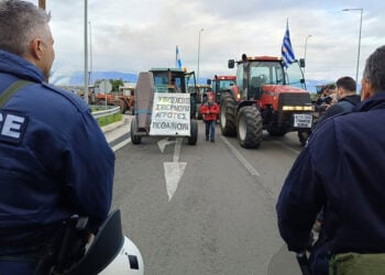 Αγρότες από τη Φθιώτιδα στην Εθνική Οδό Αθηνών-Λαμίας, στο ύψος του Μπράλου, το Σάββατο 6 Δεκεμβρίου 2025 (φωτ.: ΑΠΕ-ΜΠΕ / Άρης Μαρτάκος)