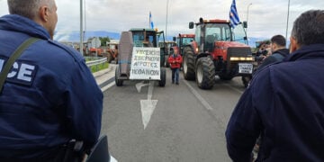 Αγρότες από τη Φθιώτιδα στην Εθνική Οδό Αθηνών-Λαμίας, στο ύψος του Μπράλου, το Σάββατο 6 Δεκεμβρίου 2025 (φωτ.: ΑΠΕ-ΜΠΕ / Άρης Μαρτάκος)