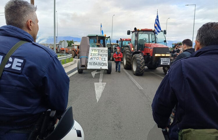 Αγρότες από τη Φθιώτιδα στην Εθνική Οδό Αθηνών-Λαμίας, στο ύψος του Μπράλου, το Σάββατο 6 Δεκεμβρίου 2025 (φωτ.: ΑΠΕ-ΜΠΕ / Άρης Μαρτάκος)