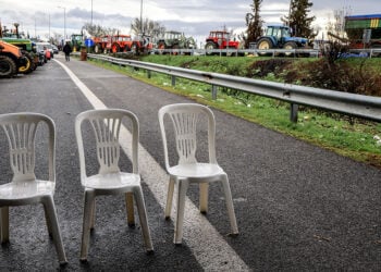 Μπλόκο αγροτών με τρακτέρ και μηχανήματα στον κόμβο της Εθνικής Οδού στη Νίκαια Λάρισας. Σάββατο 6 Δεκεμβρίου 2025  (φωτ.: EUROKINISSI)