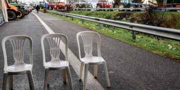 Μπλόκο αγροτών με τρακτέρ και μηχανήματα στον κόμβο της Εθνικής Οδού στη Νίκαια Λάρισας. Σάββατο 6 Δεκεμβρίου 2025 (φωτ.: EUROKINISSI)