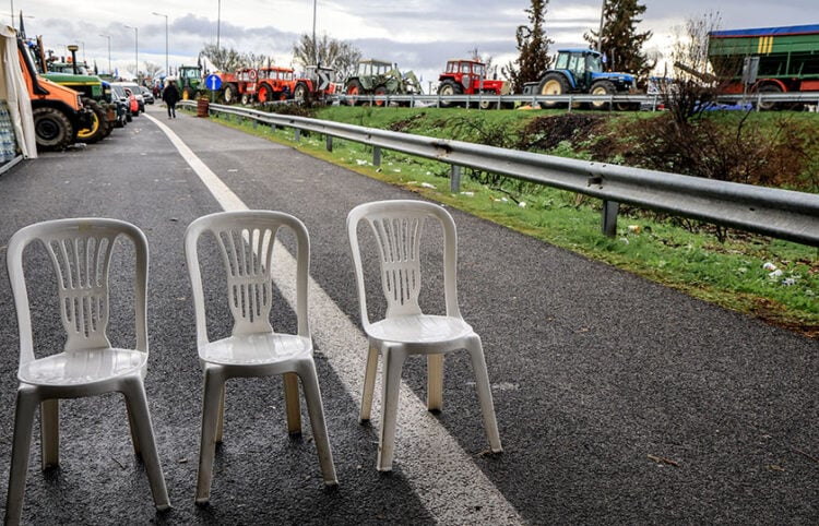 Μπλόκο αγροτών με τρακτέρ και μηχανήματα στον κόμβο της Εθνικής Οδού στη Νίκαια Λάρισας. Σάββατο 6 Δεκεμβρίου 2025 (φωτ.: EUROKINISSI)