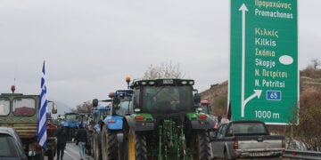 Αγρότες που κατευθύνονται στο Τελωνείο του Προμαχώνα Σερρών, Τετάρτη 3 Δεκεμβρίου 2025  (φωτ.: ΜΟΤΙΟΝΤΕΑΜ / Βασίλης Βερβερίδης)