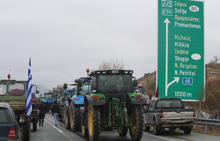 Αγρότες που κατευθύνονται στο Τελωνείο του Προμαχώνα Σερρών, Τετάρτη 3 Δεκεμβρίου 2025  (φωτ.: ΜΟΤΙΟΝΤΕΑΜ / Βασίλης Βερβερίδης)