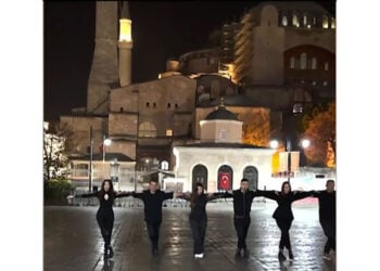 Χασάπικο από την «Ακαδημία» του Δημήτρη Πετρόπουλου μπροστά από την Αγια-Σοφιά (πηγή: Mega)