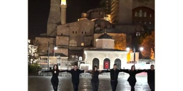 Χασάπικο από την «Ακαδημία» του Δημήτρη Πετρόπουλου μπροστά από την Αγια-Σοφιά (πηγή: Mega)