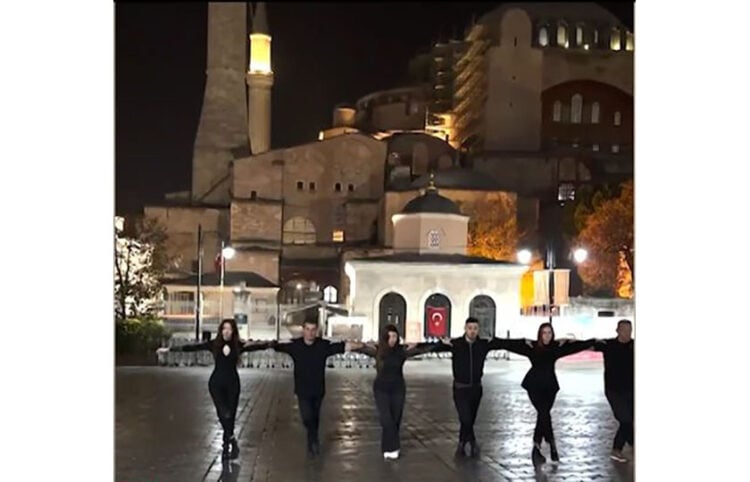 Χασάπικο από την «Ακαδημία» του Δημήτρη Πετρόπουλου μπροστά από την Αγια-Σοφιά (πηγή: Mega)