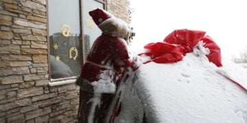 Ο Άγιος Βασίλης φτάνει και... βρίσκει χιόνι (φωτ.: EUROKINISSI / Στέλιος Μισίνας)
