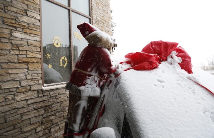 Ο Άγιος Βασίλης φτάνει και... βρίσκει χιόνι (φωτ.: EUROKINISSI / Στέλιος Μισίνας)