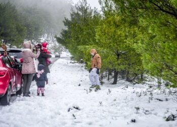 Χιόνια στη Λέσβο, στα χωριά Αγιάσος και Αμπελικό (φωτ.: ΕUROKINISSI / Παναγιώτης Μπαλάσκας)