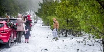 Χιόνια στη Λέσβο, στα χωριά Αγιάσος και Αμπελικό (φωτ.: ΕUROKINISSI / Παναγιώτης Μπαλάσκας)
