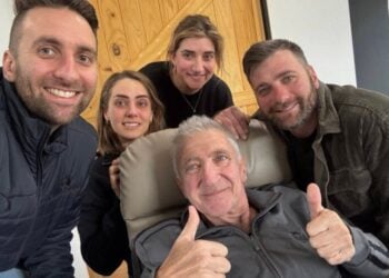 Ο Κρις Καλιφατίδης με τα παιδιά του (φωτ.: NeosKosmos.com)