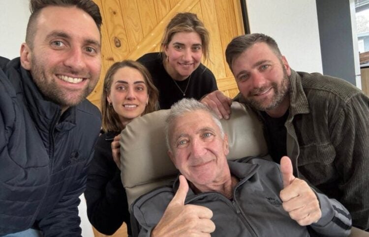 Ο Κρις Καλιφατίδης με τα παιδιά του (φωτ.: NeosKosmos.com)