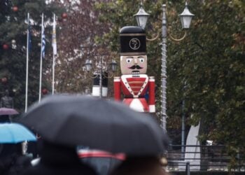 Βροχή υπό το βλέμμα του... Καρυοθραύστη (φωτ.: EUROKINISSI / Θανάσης Καλλιάρας)