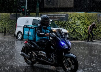 Διανομέας μέσα στη βροχή (φωτ.: EUROKINISSI / Τατιάνα Μπόλαρη)