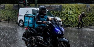 Διανομέας μέσα στη βροχή (φωτ.: EUROKINISSI / Τατιάνα Μπόλαρη)