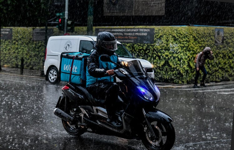 Διανομέας μέσα στη βροχή (φωτ.: EUROKINISSI / Τατιάνα Μπόλαρη)