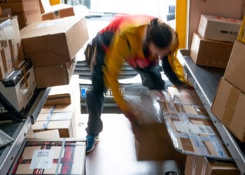 Διανομή δεμάτων από την DHL (φωτ.: EPA / Alexander Becher)