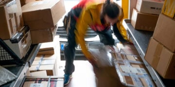 Διανομή δεμάτων από την DHL (φωτ.: EPA / Alexander Becher)