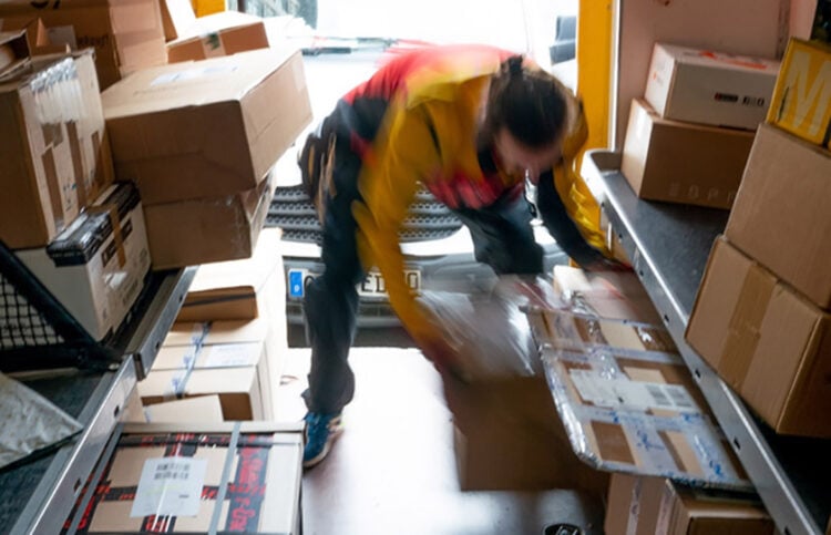 Διανομή δεμάτων από την DHL (φωτ.: EPA / Alexander Becher)