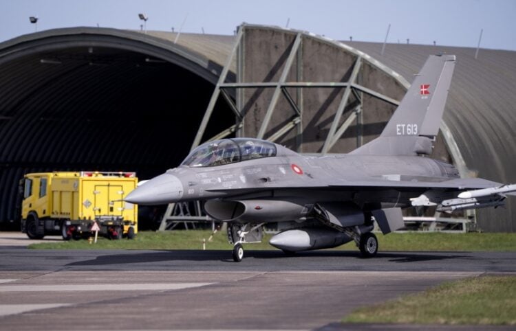 Δανικό F-16 στο αεροδρόμιο Σκραϊντστρουπ, στη Γιουτλάνδη (φωτ. αρχείου: EPA/Bo Amstrup)