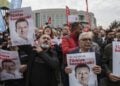 Υποστηρικτές του Ρεπουμπλικανικού Λαϊκού Κόμματος (CHP) κρατούν φωτογραφίες του Εκρέμ Ιμάμογλου στη διάρκεια συγκέντρωσης έξω από το δικαστικό μέγαρο της Κωνσταντινούπολης (φωτ.: EPA/Erdem Sahin)