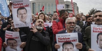 Υποστηρικτές του Ρεπουμπλικανικού Λαϊκού Κόμματος (CHP) κρατούν φωτογραφίες του Εκρέμ Ιμάμογλου στη διάρκεια συγκέντρωσης έξω από το δικαστικό μέγαρο της Κωνσταντινούπολης (φωτ.: EPA/Erdem Sahin)