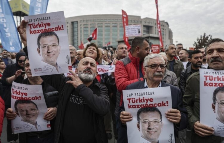 Υποστηρικτές του Ρεπουμπλικανικού Λαϊκού Κόμματος (CHP) κρατούν φωτογραφίες του Εκρέμ Ιμάμογλου στη διάρκεια συγκέντρωσης έξω από το δικαστικό μέγαρο της Κωνσταντινούπολης (φωτ.: EPA/Erdem Sahin)