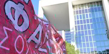 Αντιφασιστική συγκέντρωση στο Εφετείο Αθηνών με αφορμή την εισαγγελική πρόταση στη δίκη της Χρυσής Αυγής σε δεύτερο βαθμό, Παρασκευή 12 Δεκεμβρίου 2025 (φωτ.: EUROKINISSI / Τατιάνα Μπόλαρη)