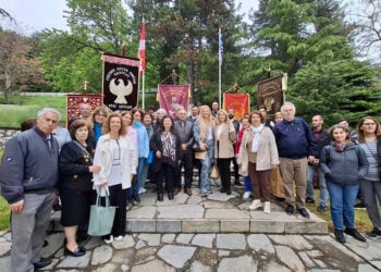 Οικογενειακή φωτογραφία στο πλαίσιο του επιμορφωτικού ταξιδιού των εκπαιδευτικών στην Παναγία Σουμελά, στο Βέρμιο (φωτ.: Αρχείο Μωυσή Τσιρίδη)