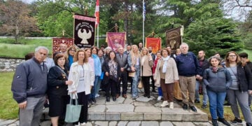 Οικογενειακή φωτογραφία στο πλαίσιο του επιμορφωτικού ταξιδιού των εκπαιδευτικών στην Παναγία Σουμελά, στο Βέρμιο (φωτ.: Αρχείο Μωυσή Τσιρίδη)