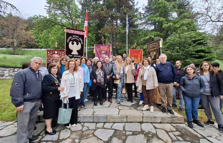 Οικογενειακή φωτογραφία στο πλαίσιο του επιμορφωτικού ταξιδιού των εκπαιδευτικών στην Παναγία Σουμελά, στο Βέρμιο (φωτ.: Αρχείο Μωυσή Τσιρίδη)