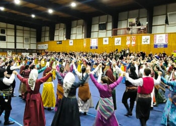 Στιγμιότυπο από την έναρξη των 8ων «Διογενείων», Παρασκευή 12 Δεκεμβρίου 2025 (φωτ.: aegeanews.gr)