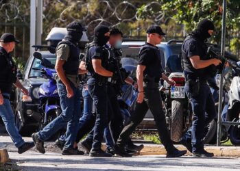 Στιγμιότυπο από την προσαγωγή των κατηγορουμένων για τη δολοφονία του τοπογράφου στον ανακριτή (φωτ. αρχείου: EUROKINISSI/Σωτήρης Δημητρόπουλος)