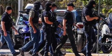 Στιγμιότυπο από την προσαγωγή των κατηγορουμένων για τη δολοφονία του τοπογράφου στον ανακριτή (φωτ. αρχείου: EUROKINISSI/Σωτήρης Δημητρόπουλος)