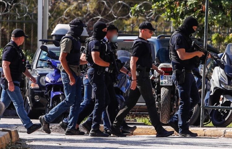 Στιγμιότυπο από την προσαγωγή των κατηγορουμένων για τη δολοφονία του τοπογράφου στον ανακριτή (φωτ. αρχείου: EUROKINISSI/Σωτήρης Δημητρόπουλος)