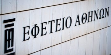 Εκδήλωση στο Εφετείο Αθηνών,παρουσία του Γ.Γ του Υπ. Δικαιοσύνης, για τον ένα χρόνο συνεργασίας του με τον Ελληνικό Ερυθρό Σταυρό. Στα πλαίσια αυτής της συνεργασίας περιλαμβάνεται η εκπαίδευση του προσωπικού στις πρώτες βοήθειες, η τοποθέτηση απινιδωτών και η η λειτουργία σταθμού πρώτων βοηθειών μέσα στο Εφετείο, Πέμπτη 18 Δεκεμβρίου 2025 (ΤΑΤΙΑΝΑ ΜΠΟΛΑΡΗ/EUROKINISSI)
