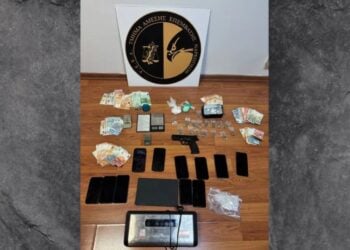 Όπλα, ναρκωτικά και χρήματα ανάμεσα στα κατασχεθέντα (φωτ.: Ελληνική Αστυνομία)